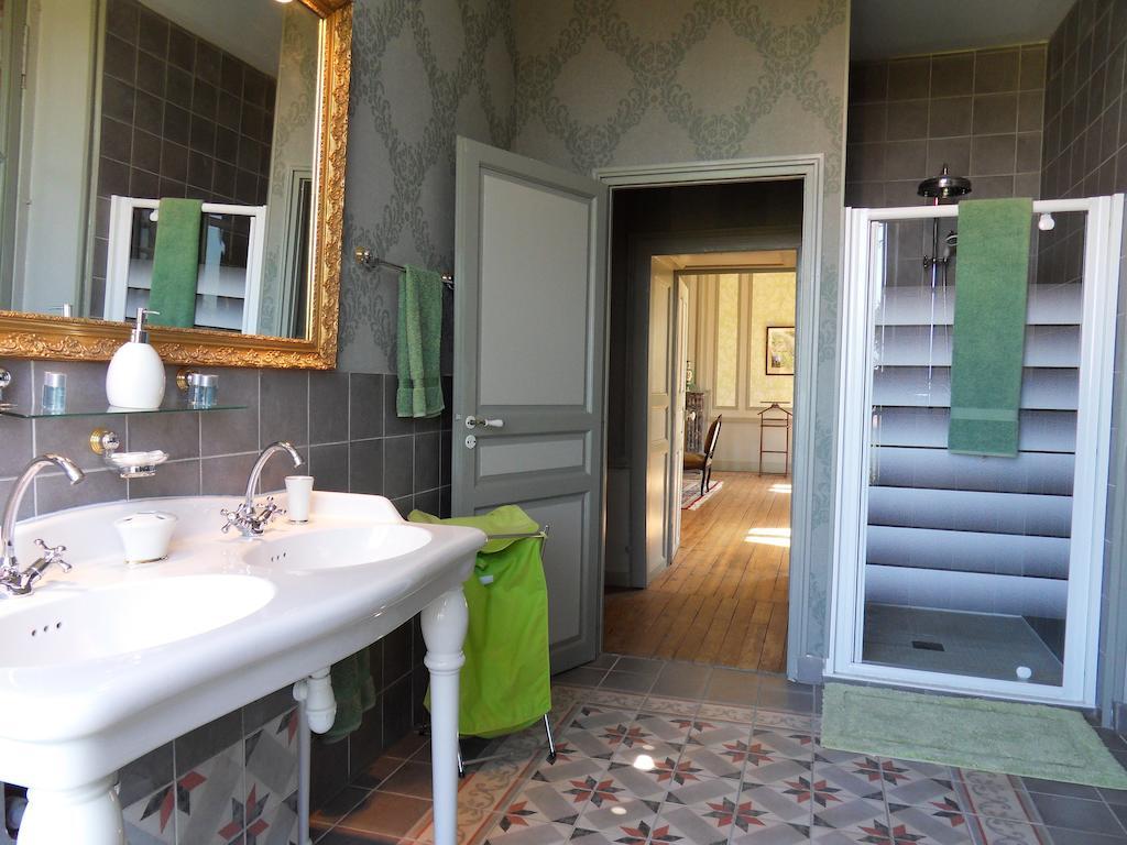Chateau De Clermont-Saves Bed & Breakfast LʼIsle-Jourdain Eksteriør bilde