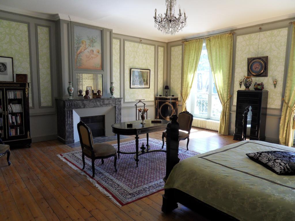 Chateau De Clermont-Saves Bed & Breakfast LʼIsle-Jourdain Rom bilde