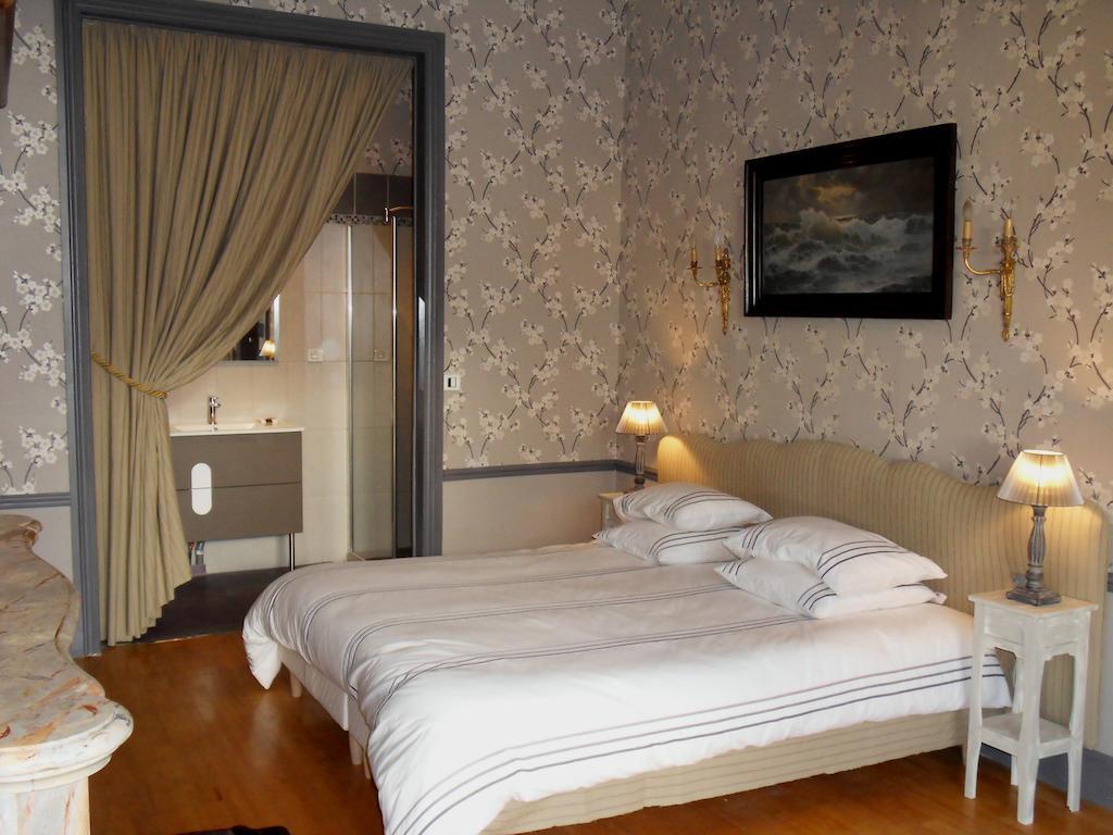Chateau De Clermont-Saves Bed & Breakfast LʼIsle-Jourdain Rom bilde